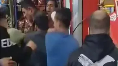 مشادة كلامية تتحول إلى إعتداء على ضابط شرطة داخل محل مواد غذائية بنجع حمادي 