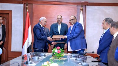 بقيمة 160 مليون جنيه.. محافظ سوهاج يشهد توقيع بروتوكول للتعاون مع شركة مياه الشرب