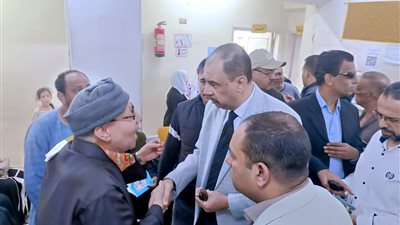 محافظ سوهاج يتفقد الوضع العام بالشوارع ومستوى الخدمات المقدمة للمواطنين باخميم
