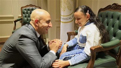  وزير التربية والتعليم يكرم الطالبة رضوى من ذوي الاحتياجات الخاصة لتفوقها الدراسي وتميزها في قراءة القرآن وإلقاء الشعر