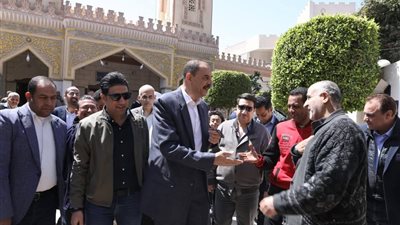 محافظ سوهاج يستمع إلى مطالب المواطنين عقب صلاة الجمعة بمسجد الشرطة