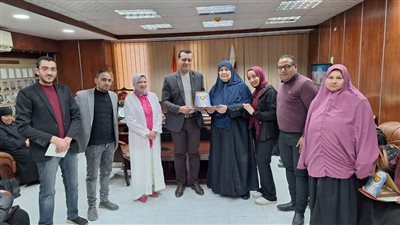 مدير تعليم سوهاج يكرم الأمهات المثاليات بالإدارات التعليمية