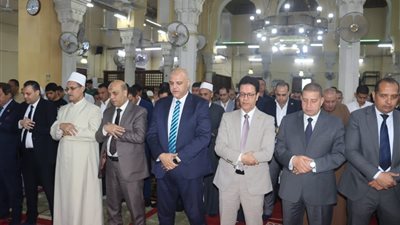 محافظ القليوبية ورئيس جامعة بنها يؤديان صلاة عيد الفطر بمسجد ناصر