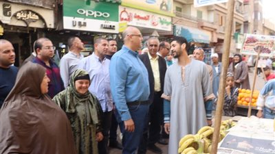 محافظ القليوبية يتفقد سوق الخضروات والفاكهة بمدينة شبرا الخيمة.. ويوجه بخفض الأسعار 