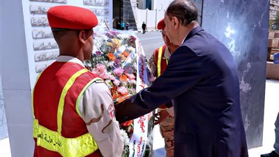 محافظ سوهاج يضع إكليلا من الزهور على النصب التذكارى فى عيد المحافظة القومى