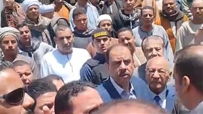 في حضور المحافظ.. خناقة في الشارع بين نائب محافظ سوهاج والسكرتير العام أثناء افتتاح مسجد بالكوامل