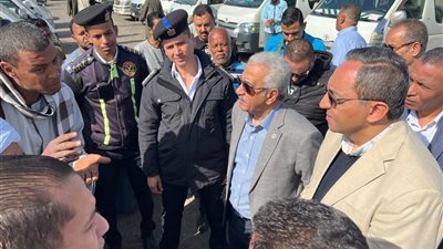 محافظ قنا يُفاجئ مواقف السيارات ومحطات الوقود لمتابعة الالتزام بالتعريفة الجديدة