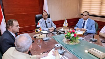 محافظ سوهاج يعقد اجتماعا لدعم وتطوير إنتاجية أعلاف الدواجن والثروة الحيوانية