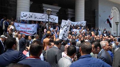 العشرات من محامي الإسكندرية ينظمون وقفة احتجاجية اعتراضًا على زيادة رسوم التقاضي