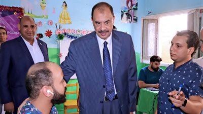 محافظ سوهاج يتفقد قافلة تركيب الأطراف الصناعية بمستشفى الهلال الأحمر بالحويتي