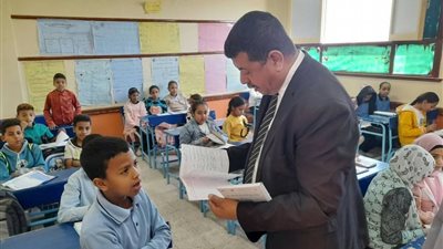 مدير التعليم العام بسوهاج يتابع انتظام الدراسة بعدد من مدارس إدارة طهطا