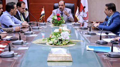 محافظ سوهاج يبحث تطبيق الهوية البصرية على الكوبري الجديد بالكورنيش الغربي وتحويله إلى ممشى سياحي