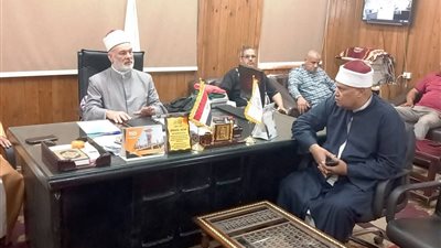 استعدادًا لامتحانات الشهادة الثانوية.. رئيس المنطقة الأزهرية يلتقى مديرى الإدارات وموجهي العموم بسوهاج