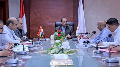 محافظ سوهاج يعقد اجتماعًا لمتابعة مشروعات الرصف ووضع جدول زمني للبدء في أخرى جديدة