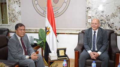 رئيس جامعة سوهاج يبحث سبل التعاون المشترك مع نائب سفير دولة إندونيسيا