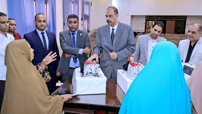 محافظ سوهاج يسلم ماكينات خياطة للسيدات الأولى بالرعاية