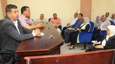 مدير تعليم سوهاج يعقد اجتماعًا لاستعراض الاستعدادات النهائية لامتحانات نهاية العام