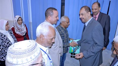 محافظ سوهاج يسلم تأشيرات وتذاكر الحج للفائزين بقرعة حج الجمعيات الأهلية