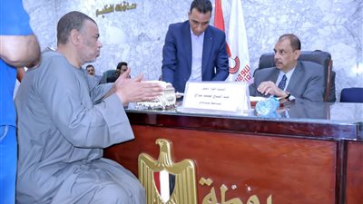 محافظ سوهاج يستمع لشكاوى وطلبات المواطنين خلال اللقاء الجماهيري الأسبوعي 