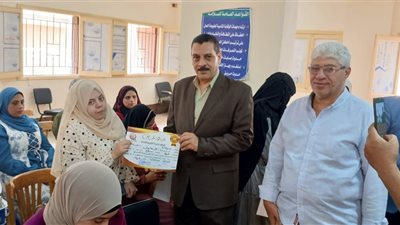 وزارة العمل تسلم شهادات إتمام التدريب المهنى لخريجي 4 دورات مجانية بسوهاج