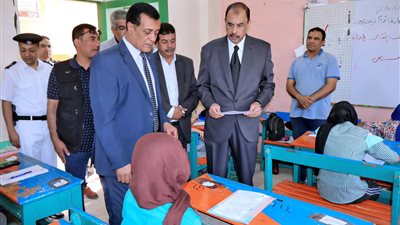 محافظ سوهاج يتفقد سير امتحانات الدبلومات الفنية والشهادة الإعدادية ويؤكد على توفير المناخ الملائم للطلاب