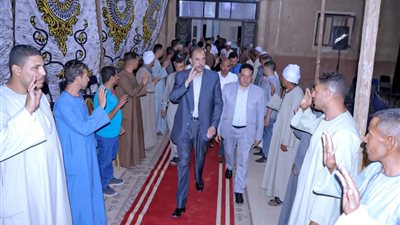 محافظ سوهاج يؤدي واجب العزاء لأسرة 