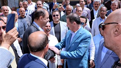 وزير الزراعة يقرر صرف 25 ألف جنيه وترقية استثنائية لمسئول حماية الأراضي المصاب بسوهاج 