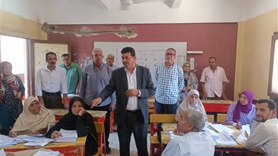 مدير التعليم العام بسوهاج يتفقد أعمال تصحيح الشهادة الإعدادية