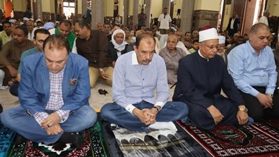محافظ سوهاج يؤدي صلاة الجمعة بمسجد 