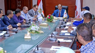 محافظ سوهاج يعقد اجتماعًا لوضع خطط تشغيل الأسواق الحضرية الجديدة