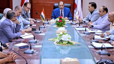 محافظ سوهاج يبحث الموقف التنفيذي لمشروعات كورنيش أخميم وجرجا وكوبري الكورنيش الغربي