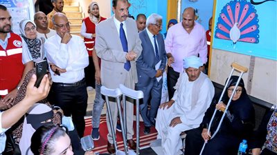 محافظ سوهاج يتفقد قافلة تركيب الأطراف الصناعية بمستشفى الهلال الأحمر بالحويتي