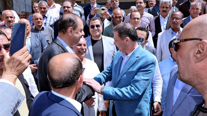 وزير الزراعة يمنح