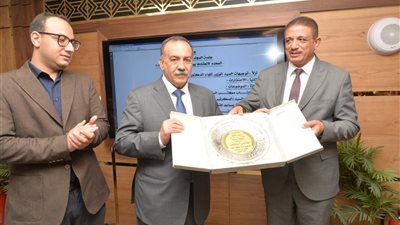 محافظ أسيوط يكرم سكرتير عام المحافظة تقديرًا لجهوده وعطائه في دعم العمل التنفيذي