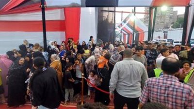 بأعلام مصر.. احتشاد كبير للشباب أمام لجان انتخابات مدرسة الوراق الثانوية