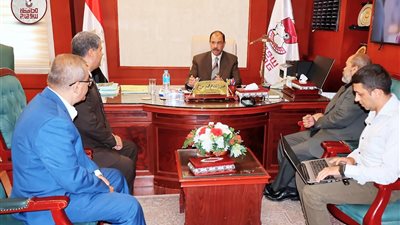 محافظ سوهاج يبحث مع وفد المالية تطوير النظام المالي والتحول الرقمي