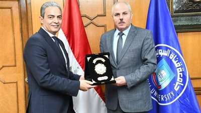 جامعة قناة السويس تُكرم نقيب الإعلاميين لأبحاثه في العلوم البينية بين الاقتصاد والإعلام.