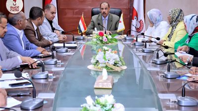 محافظ سوهاج يتابع خطط تشغيل الأسواق الحضارية الجديدة