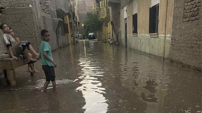 المياه دخلت البيوت.. كسر ماسورة مياه تغرق شوارع قوص في قنا 