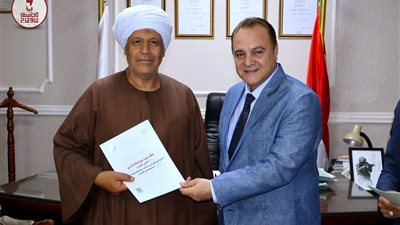 السكرتير العام يسلم عددا من عقود التقنين المؤمنة للمواطنين من مختلف مراكز سوهاج 