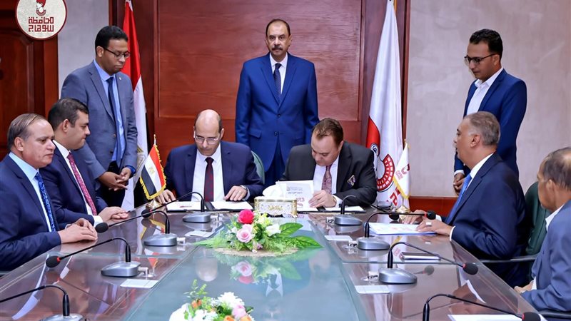 جانب من توقيع البروتوكول