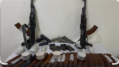 القبض على شابين بحوزتهما صفقة أسلحة وذخيرة ومخدرات داخل سيارة في قنا