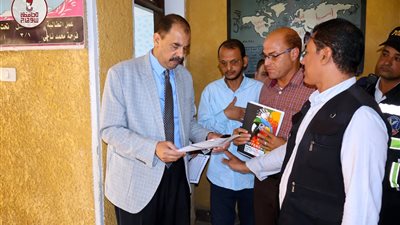 محافظ سوهاج يتفقد مستوى الخدمات المقدمة للمواطنين بعدد من المدارس والمصالح الحكومية بأخميم