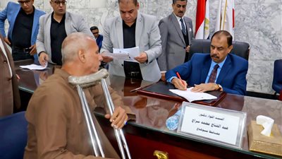 محافظ سوهاج يستمع الي شكاوى وطلبات المواطنين خلال اللقاء الجماهيري الأسبوعي 