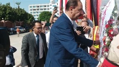 محافظ سوهاج يضع إكليل الزهور على النصب التذكارى فى ذكرى انتصارات أكتوبر