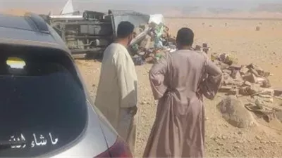 انقلاب سيارة مواد غذائية وإصابة قائدها بصحراوي قنا