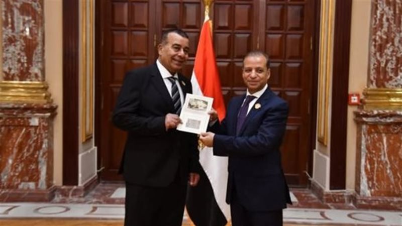محمود مرجان يتسلم