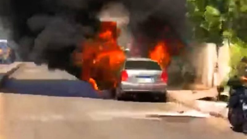 نشوب حريق بسيارة