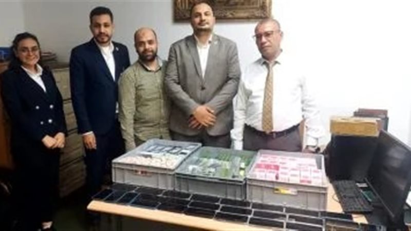 تهريب عدد من الهواتف