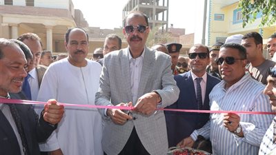 محافظ سوهاج يفتتح سوق اليوم الواحد بدار السلام لتوفير السلع بأسعار مخفضة